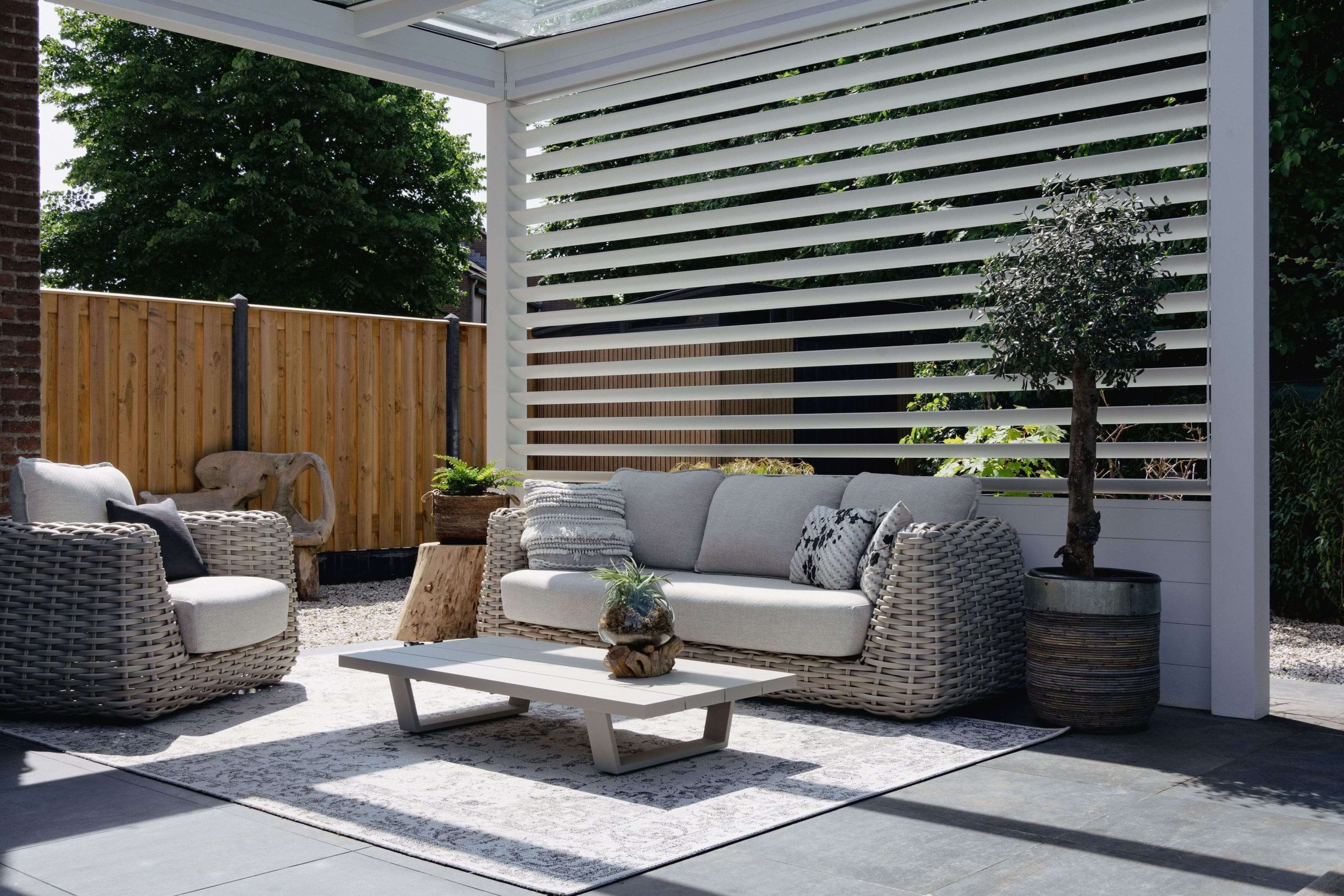 outdoor living space - pergola